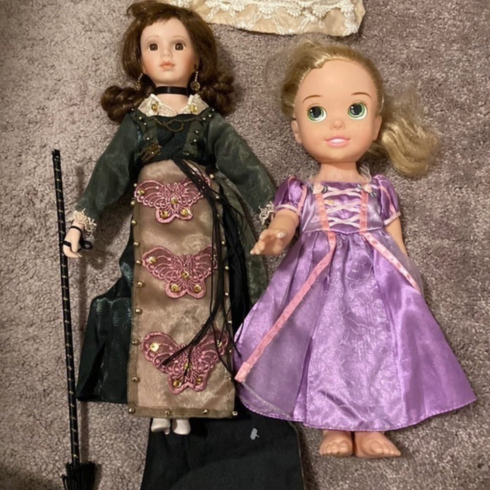 Two dolls‎